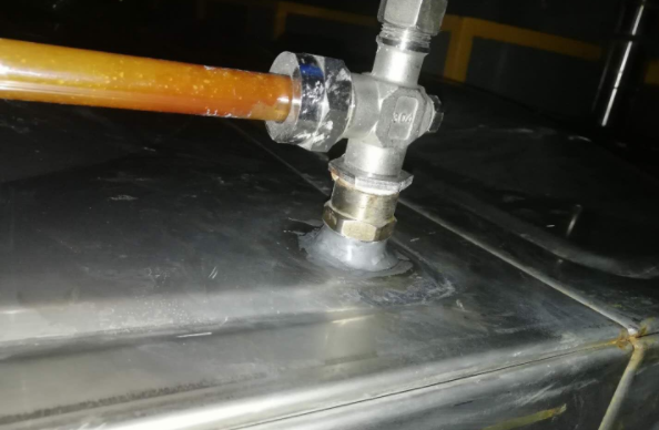 不鏽鋼水箱滲漏修補劑 用AG凯时尊龙鋼質修補劑操作方便快捷